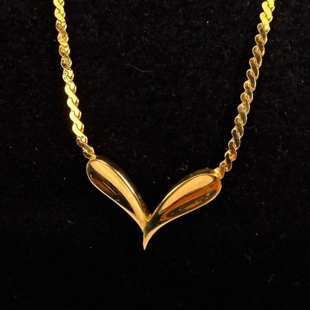 Elegant vintage Goldtone minimalist, heart shape, pendant Necklace